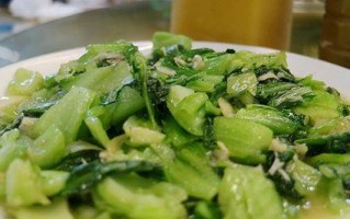 虾米炒芥兰，清新口感美味佳肴（家常菜谱，干香虾米炒芥兰的做法和技巧）