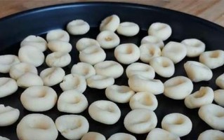 好吃又简单！土豆肉窝窝的家常做法（传统口味不失新意，让你在家也能品尝到正宗的土豆肉窝窝）