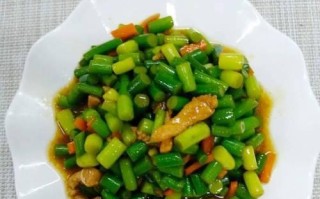 家常美食——蒜薹炒鸡丁（用新鲜蒜薹和鲜嫩鸡丁，做出香味四溢的家常美食）
