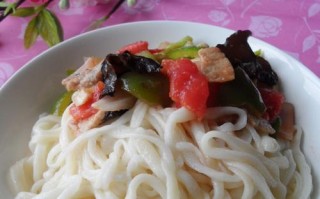 油泼面拉条子的制作方法（学会制作美味的油泼面，让你感受中国传统美食的魅力）