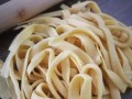 手擀鸡蛋面条的制作方法（做出香气扑鼻、口感细腻的美味面条）