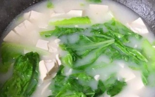 小白菜容汤，清爽解暑的夏日良方（以小白菜为主材，搭配多样食材，打造滋味丰富的美味汤品）