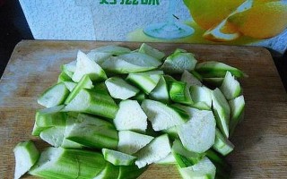 柚子粒拌丝瓜——清爽夏日必备（利用柚子的香气与丝瓜的鲜嫩，打造一道简单又美味的凉菜）