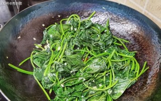 炒红薯苗的秘诀（健康美味一锅搞定，红薯苗炒出的味道竟然这么好！）