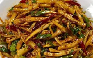 美味营养的杏鲍菇炒辣椒做法（绿色健康，尽享美味；简单易学，轻松上手）
