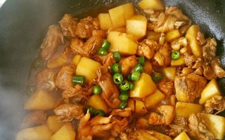 孜然土豆鸡块的制作方法（让你在家也能尝到正宗的美味烤鸡）