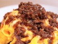 咸蛋包饭的制作方法（让你轻松享用美味的咸蛋包饭）