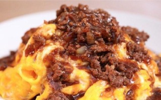 咸蛋包饭的制作方法（让你轻松享用美味的咸蛋包饭）