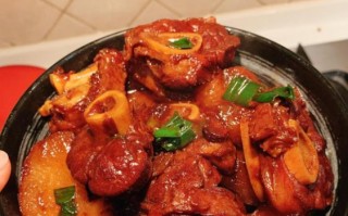 香焖羊腿的制作方法（清热解暑，美味可口的羊肉美食）