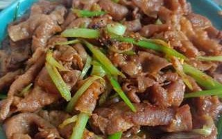 云南小瓜炒肥牛做法（手把手教你云南特色小瓜炒肥牛，肥而不腻）