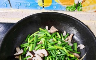 家常美食，香菇蒜苔炒肉的做法（学会这道菜，让你成为家庭美食大厨）