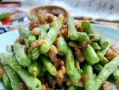 五花肉炒菜豆（用五花肉的香味炒出嫩绿的菜豆）