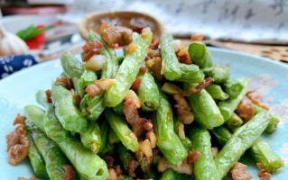 五花肉炒菜豆（用五花肉的香味炒出嫩绿的菜豆）