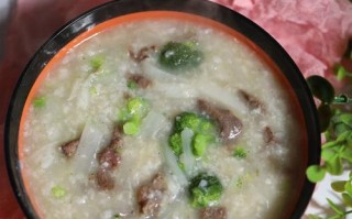 美味可口的鱼头牛肉粥（家庭美食）