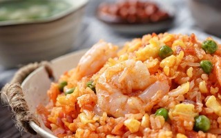 银鱼虾仁炒饭，美味不可挡！（一口口香气扑鼻的家常菜，教你轻松炒出大厨般的好味道。）
