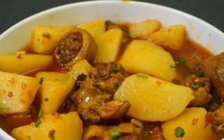 美味炆鸡，如何用土豆来调味？（探讨土豆在炆鸡中的独特功效，让你做出一道美味的土豆炆鸡）