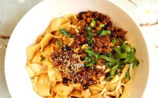 油泼辣子臊子面，一道传统的川菜美食（做法详解，口感鲜辣，让你胃口大开）
