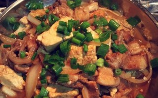 五花肉炖豆腐的家常做法（美味可口的家常菜，快来试试！）