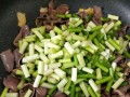 蒜薹炒鸭肫——美味佳肴的制作方法（在家也能轻松做出餐厅级别的美食）