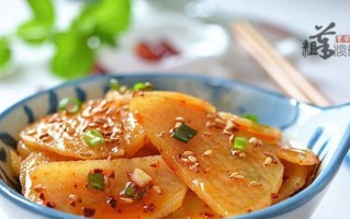手把手教你做香辣土豆片（简单易学的制作方法，让你轻松享受美味小食）