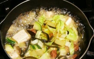 营养美味的土豆海带汤（教你如何制作一道家常暖身汤）