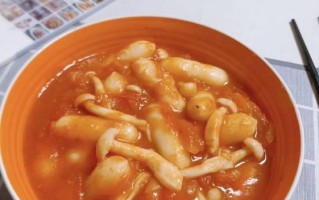 以西红柿为主材料的菌汤做法（简单易学，美味健康，菌汤与你分享）