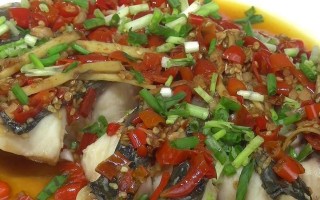香辣草鱼的绝妙做法（红油麻辣口感，又香又脆的家常美食）