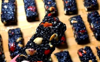 甜蜜可口的糖花生（自制糖花生的简单做法及食用建议）