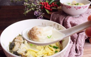 手抄三鲜馄饨的制作方法（制作手抄三鲜馄饨，让你在家也能尝到美味的正宗小吃）