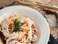 烫米皮，古法传承的美食（如何制作传统口感的烫米皮？）