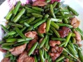 家常美食——肉片炒蒜薹（快手好味，营养丰富）