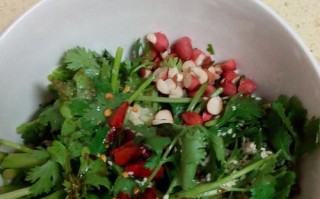 土豆丝拌香菜，清爽美味的家常小菜（简单易做、口感爽脆、营养丰富的土豆丝拌香菜）