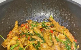 甜辣酱香卤鸡爪的家常制作（口感嫩滑，味道鲜美，营养丰富，一次制作多次享受）