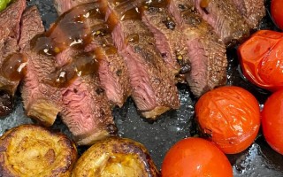 清煎小牛排，享受美味佳肴（一道简单易做的烹饪佳品）