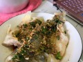 用油焖鲈鱼的家常美食（如何制作美味可口的油焖鲈鱼）