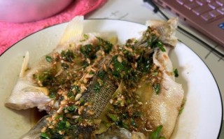 用油焖鲈鱼的家常美食（如何制作美味可口的油焖鲈鱼）