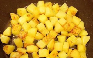 香煎土豆胡萝卜的做法（以健康为主，美味为辅的家常菜）