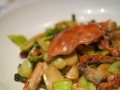 咸蛋毛蟹炒年糕，香味扑鼻惹人醉（用料简单，步骤易懂，让您在家也能享受到美食）