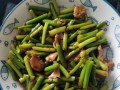 一口香嫩的蒜苔炒肉（家常菜做法，教你轻松学会）