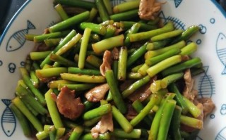 一口香嫩的蒜苔炒肉（家常菜做法，教你轻松学会）