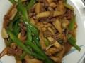 美味简单！青椒炒蘑菇的家常做法（一道简单又美味的家常菜，营养丰富，不加油烦恼）