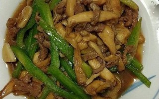 美味简单！青椒炒蘑菇的家常做法（一道简单又美味的家常菜，营养丰富，不加油烦恼）