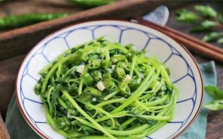香椿拌蒜薹，美味又养生（传统佳肴再现，口感鲜爽兼营养丰富）