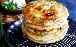 秘诀揭晓！学会以洋葱发面油饼的做法，做出松软香酥的美食！（用洋葱发酵，制作口感顶级的油饼！）