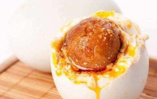 手把手教你制作美味腌咸鸭蛋（以家常做法，轻松DIY，让你尝遍各种口味）