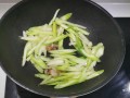 尝试新口味！以西芹炒鱿鱼干（家常菜谱）