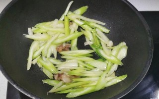 尝试新口味！以西芹炒鱿鱼干（家常菜谱）