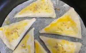 手抓饼版榴莲酥制作全攻略（让你在家也能做出酥脆外皮、浓郁榴莲馅的美味点心）