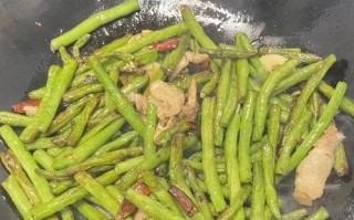 青辣椒炒长豆角，健康美味的家常菜（绿色食材，营养丰富；清香辣味，口感极佳）