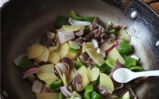 美食之旅——鸭胗烧土豆的独特做法（脆嫩爽口，鲜香可口的美食享受）